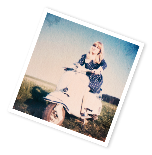 1968: Angela beim Posieren auf der Vespa eines Freundes; fahren konnte sie ihrer Krankheit wegen nur auf dem Rücksitz.