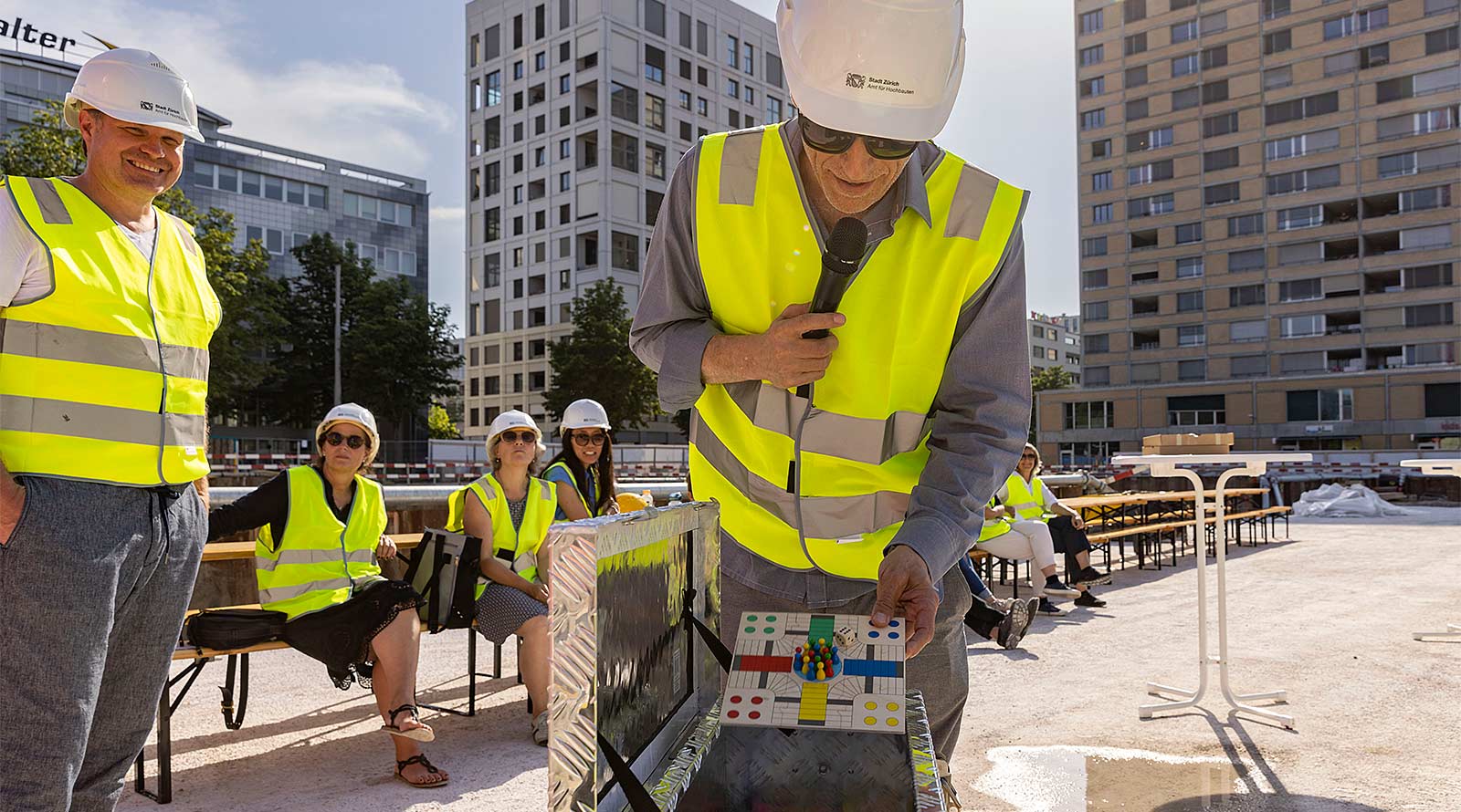 Eile mit Weile: Ein gutes Motto für jedes Bauvorhaben. Daniel Gut, Inhaber Gut&Schoep-Architekten, gibt dem Grundstein ein Eile-mit-Weile-Spiel bei, um an die Geduld und Flexibilität der beteiligten Baupartner*innen zu erinnern. Foto: Niklaus Spoerri