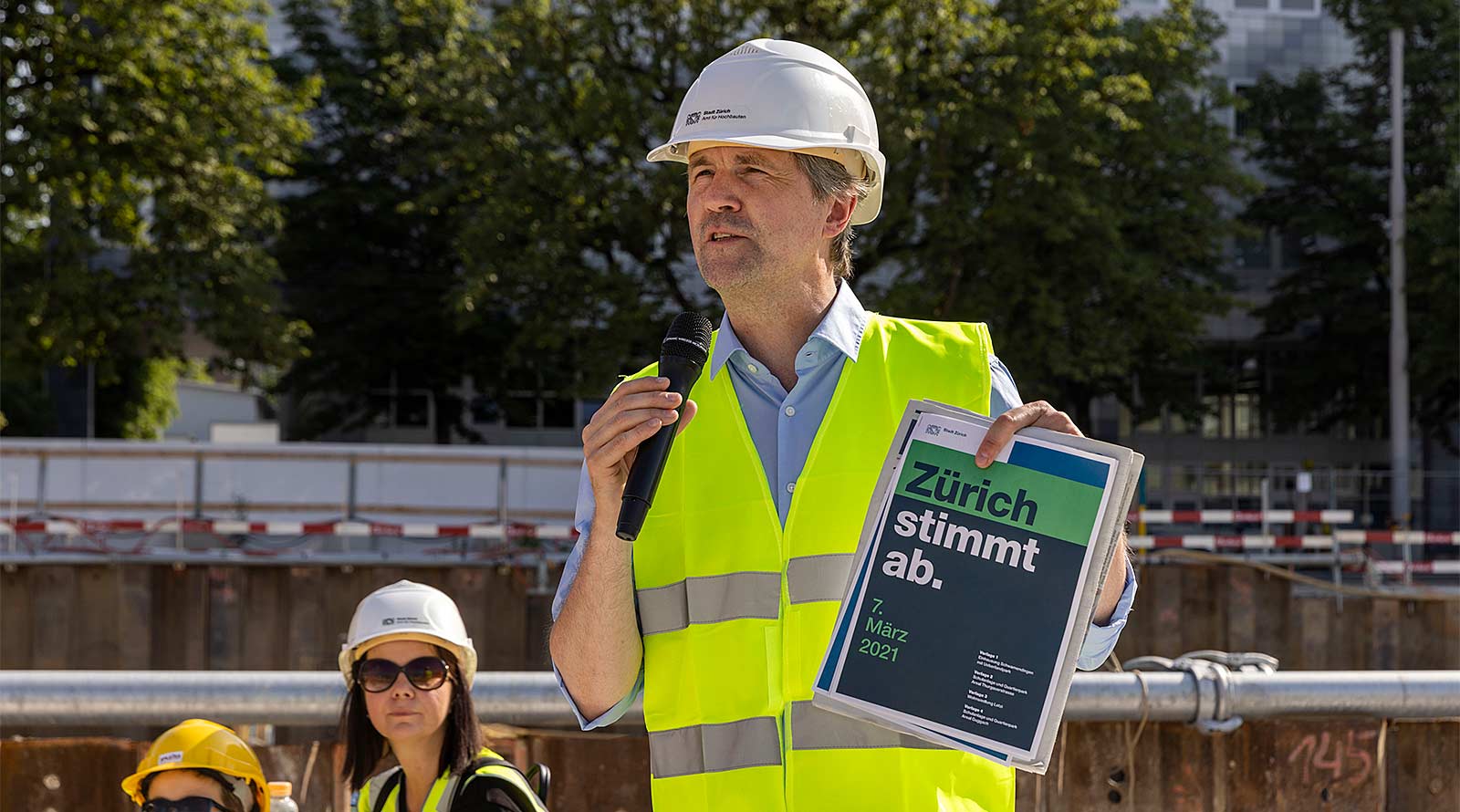 Dazu kommen die Abstimmungsunterlagen vom 7. März 2021. Die Stadtzürcher Bevölkerung hat die Vorlage mit deutlichem Mehr angenommen. Foto: Niklaus Spoerri