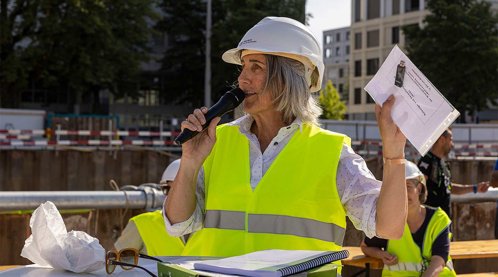 Dazu kommt ein USB-Stick mit der Nutzungs- und Verwaltungsordnung (NVO), die das Zusammenspiel der drei Kooperationspartnerinnen regelt. Foto: Niklaus Spoerri