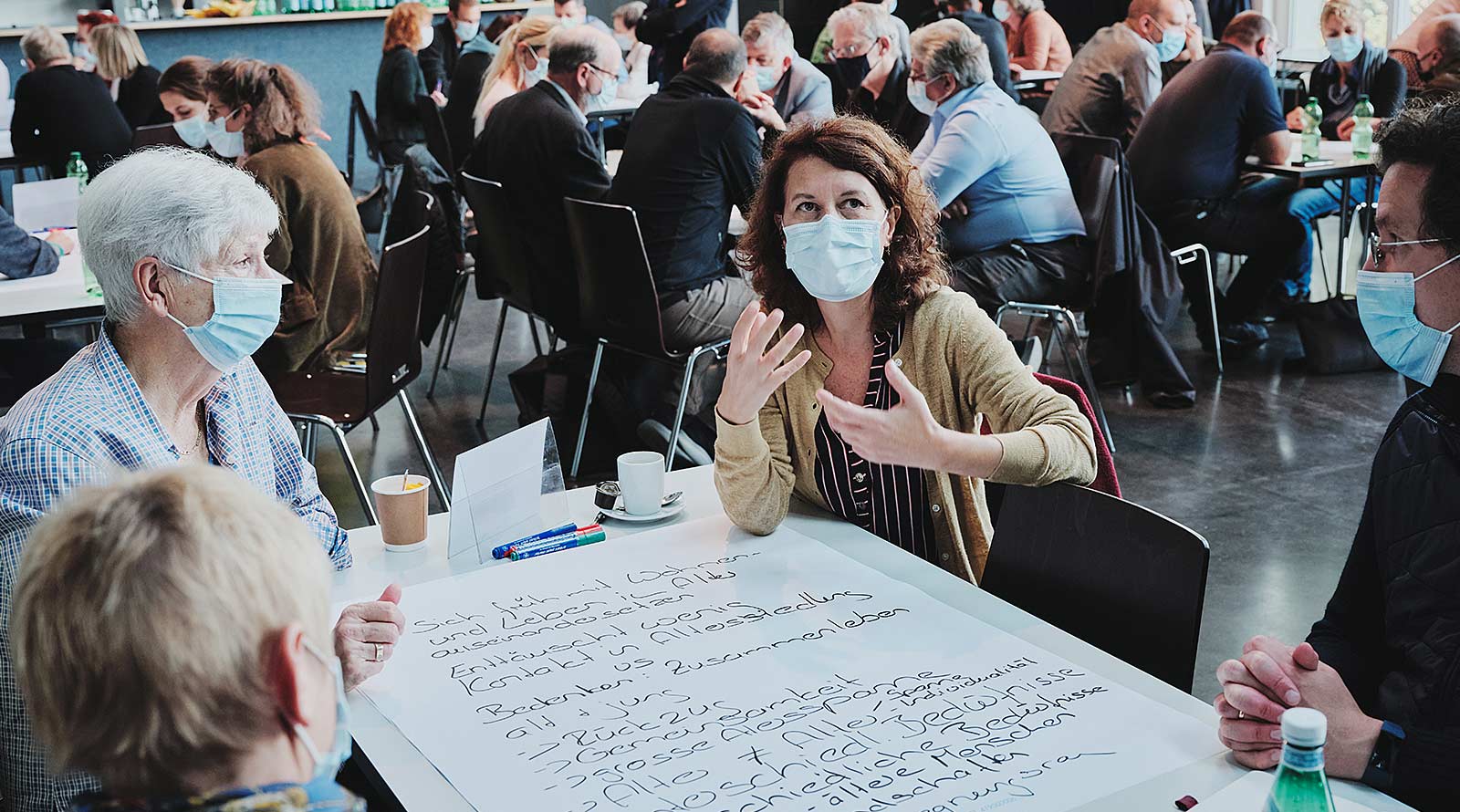 Eindrücke von den Dialogveranstaltungen «Felsenrain: neu - gewohnt», die mit der Methode «World-Café» gestaltet wurden.