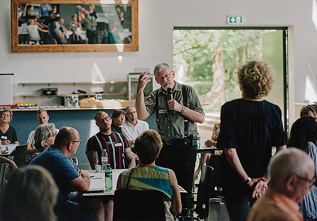 Eindrücke von den Dialogveranstaltungen «Felsenrain: neu - gewohnt», die mit der Methode «World-Café» gestaltet wurden.