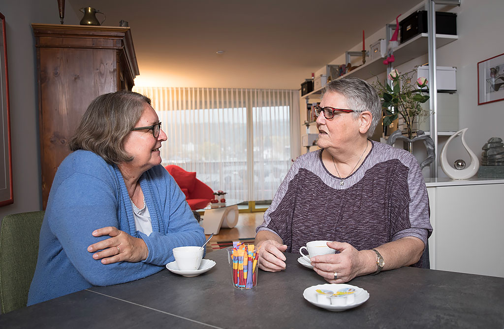 Cornelia Arnold, SAW-Fachverantwortliche psychosoziale Betreuung, im Gespräch mit einer Klientin