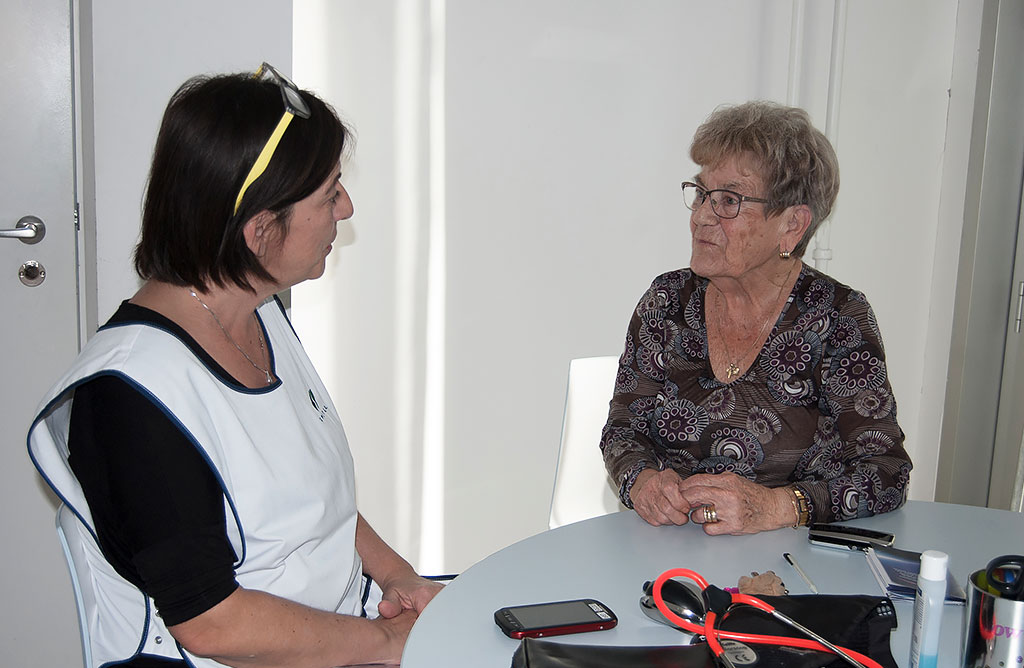 Krankenpflegefachfrau Jelena Bojic ist in der Siedlungssprechstunde für alle Fragen zu sprechen, die mit dem Leben in den SAW-Siedlungen zu tun haben.