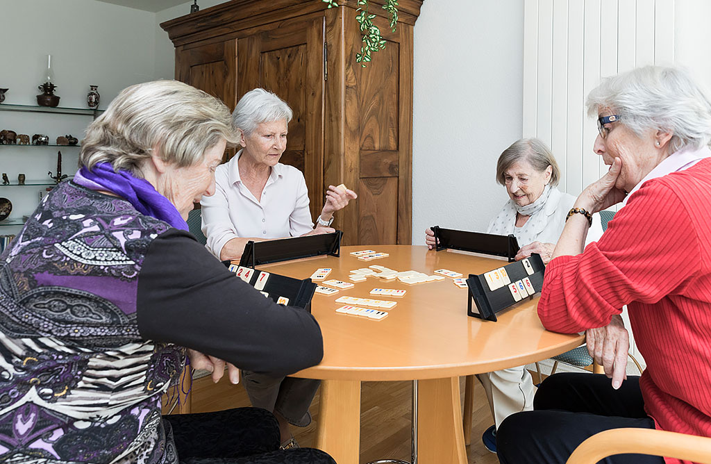 Die Spielgruppe in der Siedlung Friesenberg beim Rummikub, das ähnlich wie Rommé, jedoch mit Zahlenplättchen anstatt Karten funktioniert.