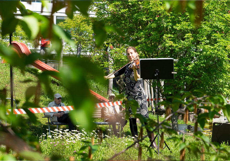 Eindrücke von den Garten- und Hofkonzerten mit Debora Vonwiller und dem Bernhard Betschart Trio.